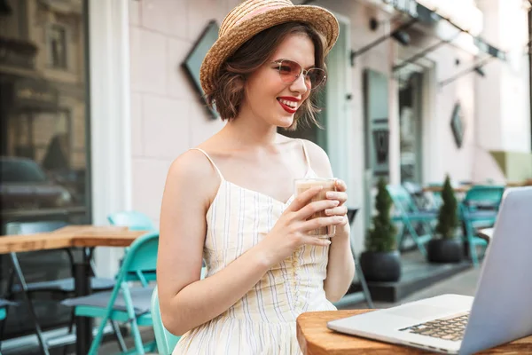 Mujer Feliz Vestido Sombrero Paja Beber Café Uso Computadora Portátil —  Fotos de Stock