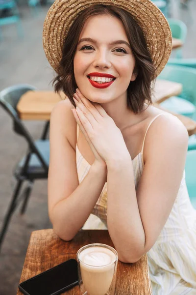 Imagen Vertical Mujer Feliz Vestido Sombrero Paja Bebiendo Café Mirando —  Fotos de Stock