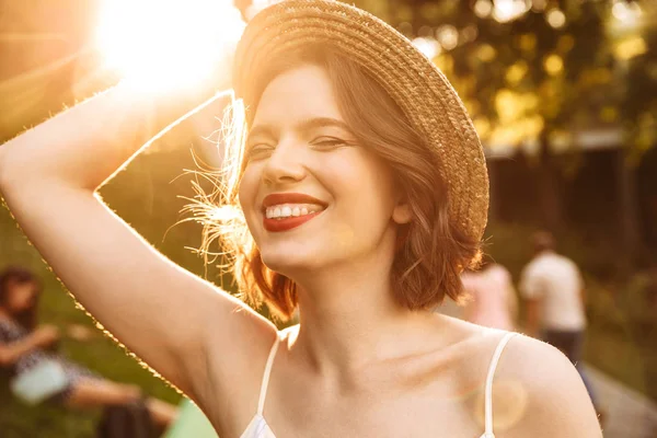 Imagem Mulher Beleza Alegre Vestido Chapéu Palha Posando Com Olhos — Fotografia de Stock