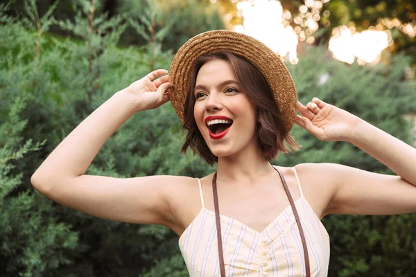 Fröhliche Frau Kleid Und Strohhut Hat Spaß Beim Wegschauen Freien — Stockfoto