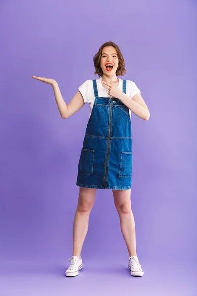 Retrato Comprimento Total Uma Jovem Mulher Feliz Vestida Com Vestido — Fotografia de Stock