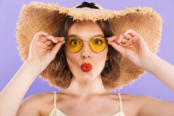 Retrato Cerca Una Hermosa Joven Vestida Con Gafas Sol Sombrero —  Fotos de Stock