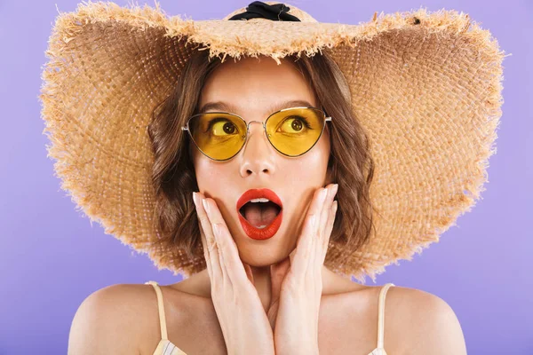 Close Retrato Uma Jovem Chocada Vestida Com Óculos Sol Chapéu — Fotografia de Stock