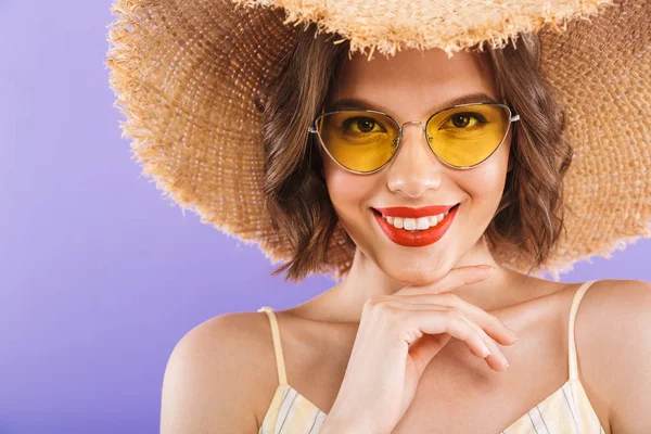 Gros Plan Portrait Une Jeune Femme Souriante Vêtue Lunettes Soleil — Photo