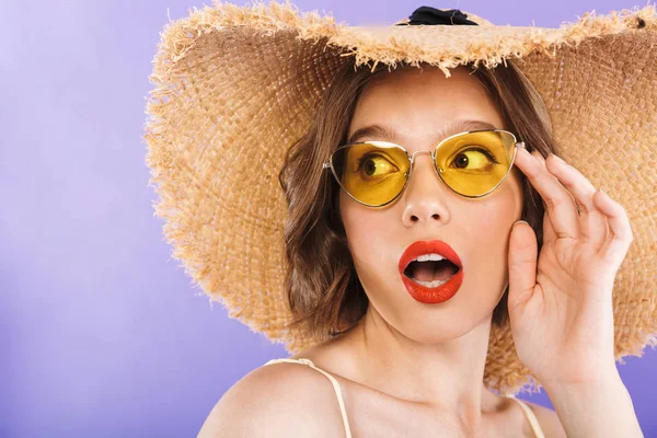 Portret Van Een Geschokt Jonge Vrouw Gekleed Zonnebrillen Stro Hoed — Stockfoto