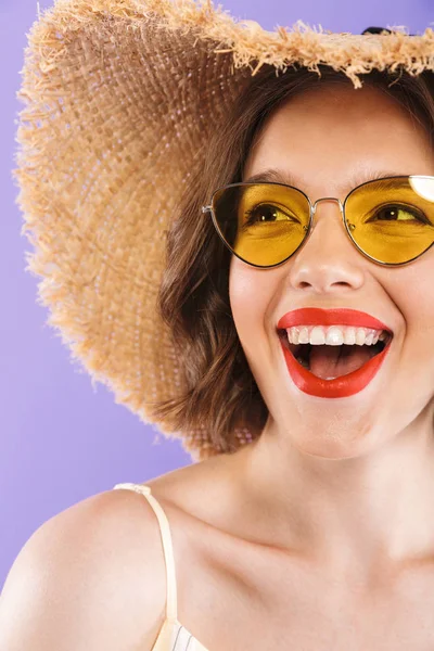 Retrato Cerca Una Joven Risueño Vestida Con Gafas Sol Sombrero — Foto de Stock