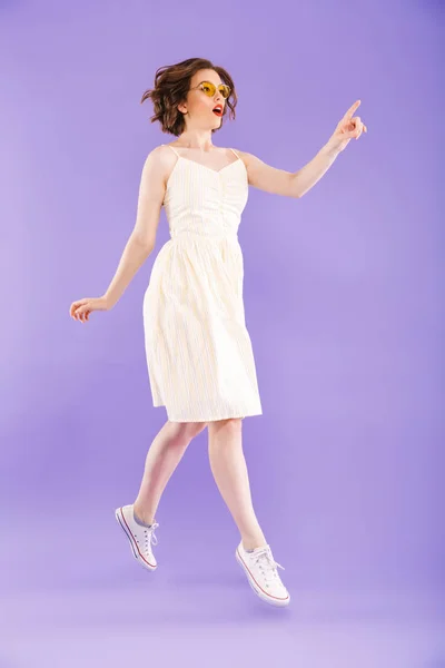 Retrato Comprimento Total Uma Jovem Alegre Vestida Com Roupas Verão — Fotografia de Stock