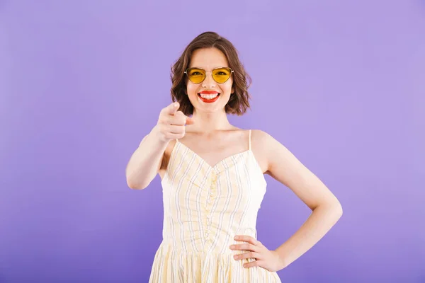 Portrét Veselá Mladá Žena Oblečená Letních Šatech Ukazuje Kameru Nad — Stock fotografie