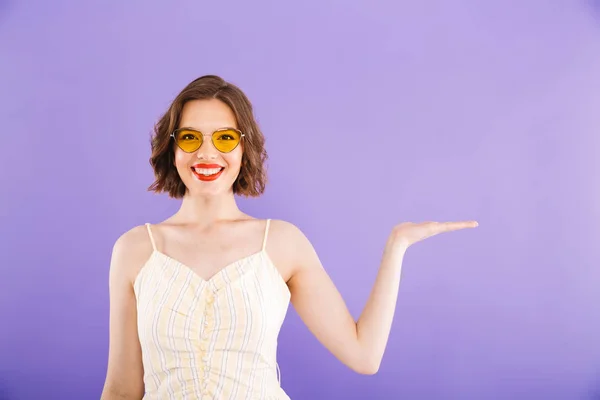 Retrato Uma Jovem Sorridente Vestida Com Roupas Verão Apresentando Espaço — Fotografia de Stock