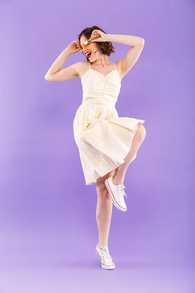 Foto Von Erstaunlichen Aufgeregten Frau Tanzen Isoliert Über Lila Wand — Stockfoto