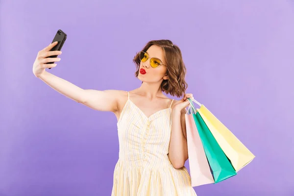 Φωτογραφία Χαριτωμένο Όμορφη Νεαρή Γυναίκα Κάνει Selfie Από Κινητό Τηλέφωνο — Φωτογραφία Αρχείου