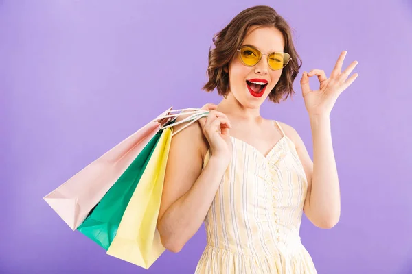 Photo Young Woman Isolated Purple Wall Background Holding Shopping Bags — Stock Photo, Image