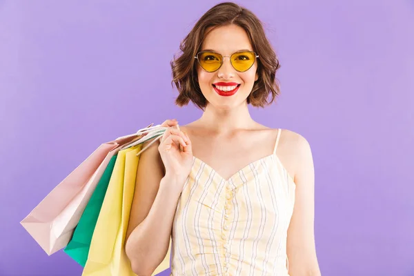 Foto Mujer Joven Aislada Sobre Fondo Pared Púrpura Sosteniendo Bolsas — Foto de Stock