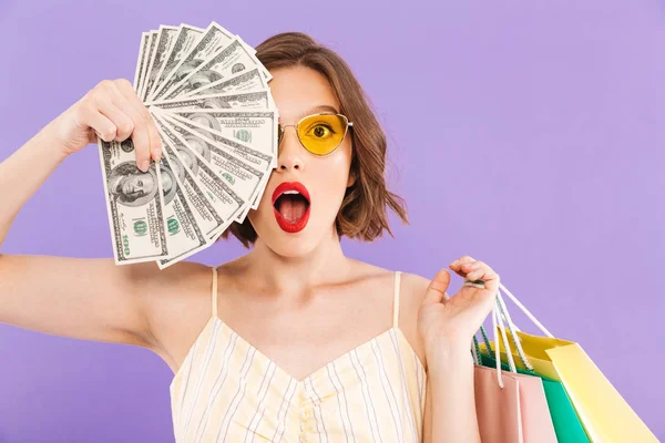 Retrato Una Joven Alegre Con Gafas Sol Sosteniendo Bolsas Compras — Foto de Stock