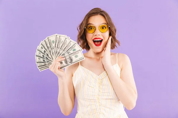 Foto Jovem Mulher Feliz Animado Isolado Sobre Fundo Parede Roxo — Fotografia de Stock