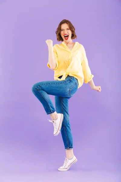 Ganzkörperporträt Einer Fröhlichen Jungen Frau Sommerkleidung Die Vor Violettem Hintergrund — Stockfoto