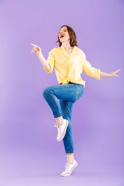 Ganzkörperporträt Einer Glücklichen Jungen Frau Sommerkleidung Die Vor Violettem Hintergrund — Stockfoto