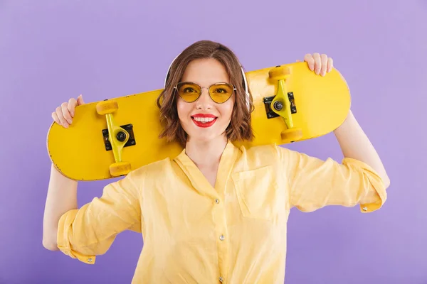 Portrait Une Jeune Fille Joyeuse Dans Des Écouteurs Tenant Skateboard — Photo