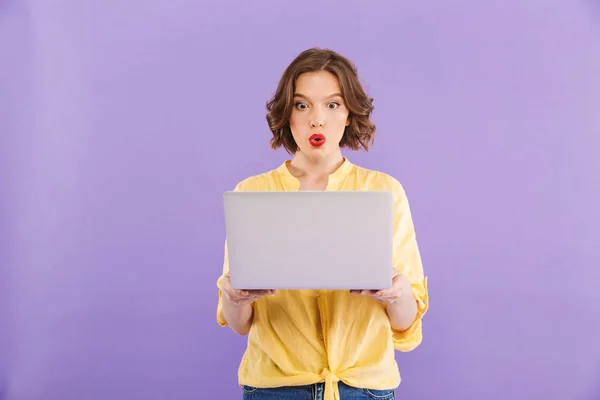 Photo Shocked Woman Posing Isolated Purple Wall Background Using Laptop — Stock Photo, Image