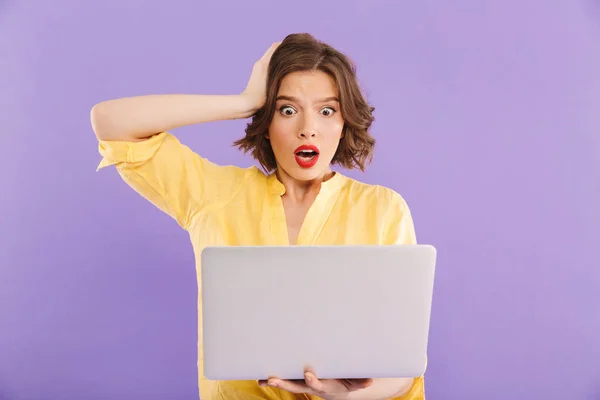 Photo Shocked Woman Posing Isolated Purple Wall Background Using Laptop — Stock Photo, Image