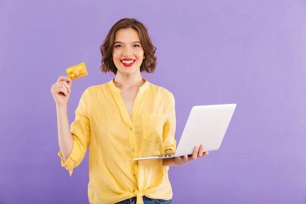 Porträt Einer Fröhlichen Jungen Frau Mit Laptop Computer Zeigt Kreditkarte — Stockfoto