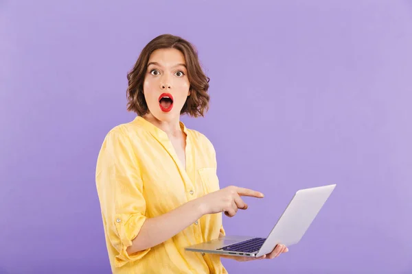 Πορτρέτο Του Σοκαρισμένος Γυναίκα Δείχνει Φορητό Υπολογιστή Που Απομονώνονται Μοβ — Φωτογραφία Αρχείου