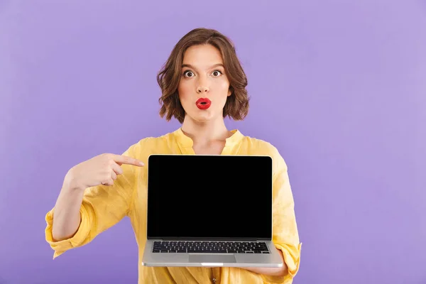 Portret Ładna Młoda Kobieta Pokazuje Pusty Ekran Komputera Przenośnego Białym — Zdjęcie stockowe