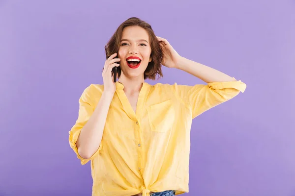 Imagen Mujer Feliz Aislada Sobre Fondo Pared Púrpura Hablando Por — Foto de Stock