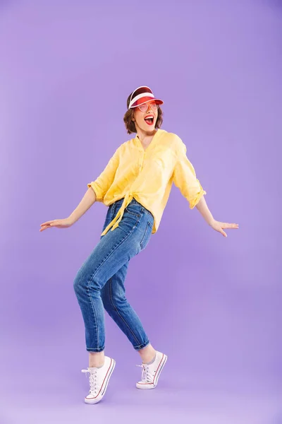 Foto Van Geweldige Opgewonden Vrouw Dansen Geïsoleerd Paarse Muur Achtergrond — Stockfoto