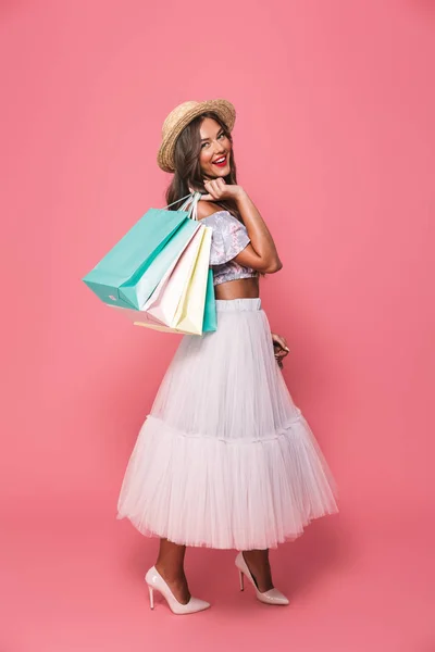 Portret Pełnej Długości Piękny Shopper Kobieta 20S Noszenia Słomkowy Kapelusz — Zdjęcie stockowe