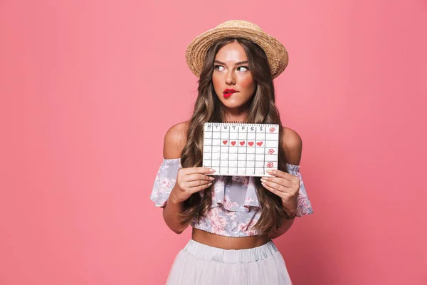 Retrato Morena Hermosa Mujer Años Con Sombrero Paja Celebración Calendario —  Fotos de Stock