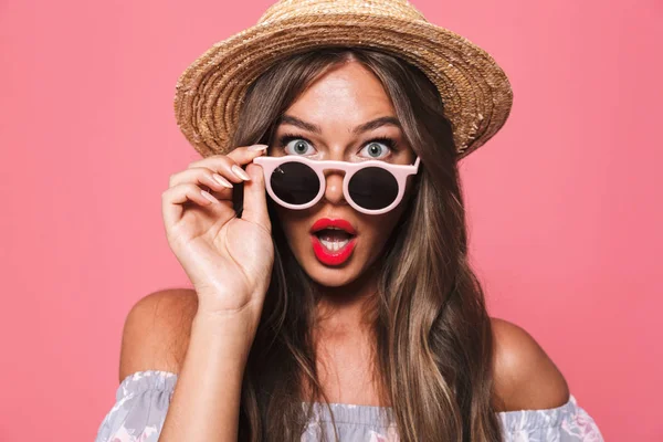 Close Retrato Uma Jovem Animada Roupas Verão Olhando Para Câmera — Fotografia de Stock