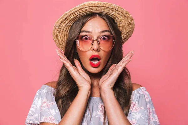 Retrato Una Joven Excitada Ropa Verano Mirando Cámara Sobre Fondo — Foto de Stock