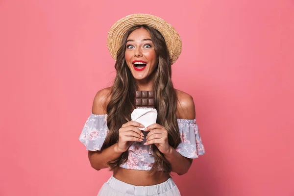 Retrato Uma Menina Sorridente Roupas Verão Segurando Barra Chocolate Sobre — Fotografia de Stock