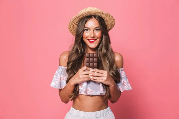 Портрет Задоволеної Молодої Дівчини Літньому Одязі Тримає Шоколадний Батончик Рожевому — стокове фото