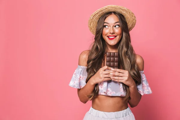 Porträtt Glad Ung Flicka Sommarkläder Hålla Choklad Bar Över Rosa — Stockfoto