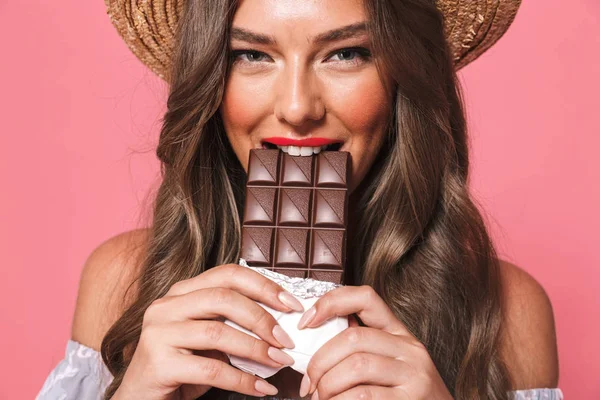 Närbild Porträtt Glad Ung Flicka Sommarkläder Bita Chokladkaka Över Rosa — Stockfoto