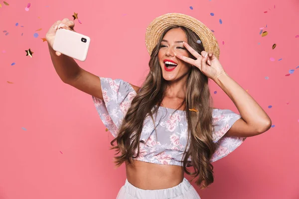 Retrato Una Joven Alegre Ropa Verano Tomando Una Selfie Bajo — Foto de Stock