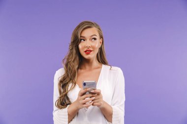 Uzun kıvırcık saç modeli ile güzel neşeli kadın 20'li yaşlarda fotoğrafı biz