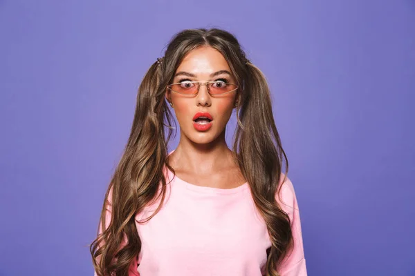 Portret Van Een Geschokt Meisje Sweatshirt Zonnebril Camera Geïsoleerd Violette — Stockfoto