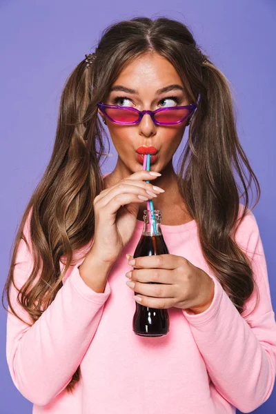 Portret Van Een Mooi Meisje Zonnebril Koolzuurhoudende Drank Drinken Met — Stockfoto