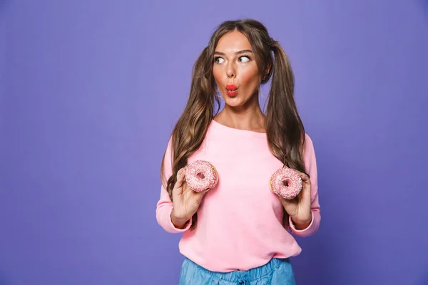 Porträt Eines Lustigen Mädchens Sweatshirt Das Mit Donuts Auf Violettem — Stockfoto