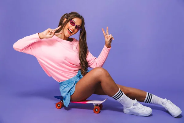 Retrato Uma Menina Alegre Camisola Posando Skate Isolado Sobre Fundo — Fotografia de Stock