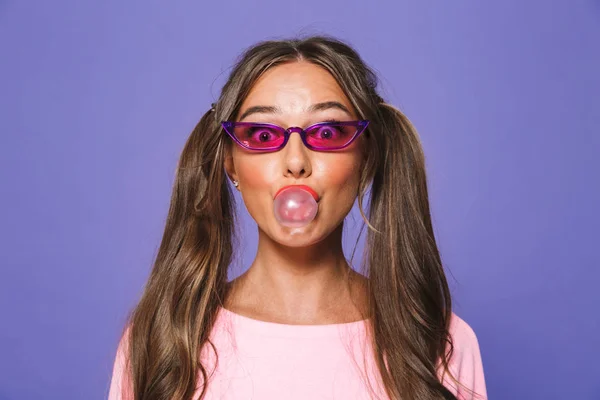 Retrato Una Chica Bonita Sudadera Con Gafas Sol Mirando Cámara —  Fotos de Stock