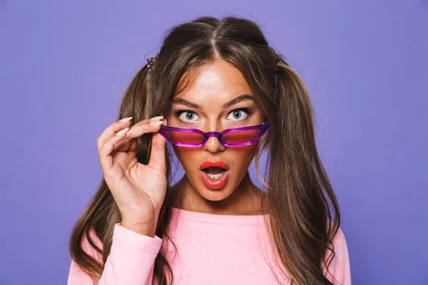 Porträtt Chockad Flicka Sweatshirt Solglasögon Tittar Kameran Isolerade Över Violett — Stockfoto