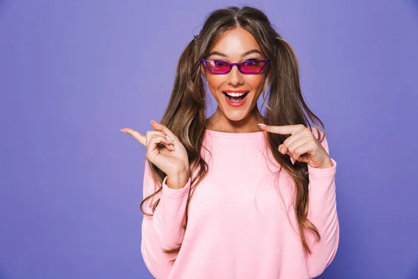 Porträtt Glad Tjej Sweatshirt Solglasögon Pekar Bort Isolerade Över Violett — Stockfoto