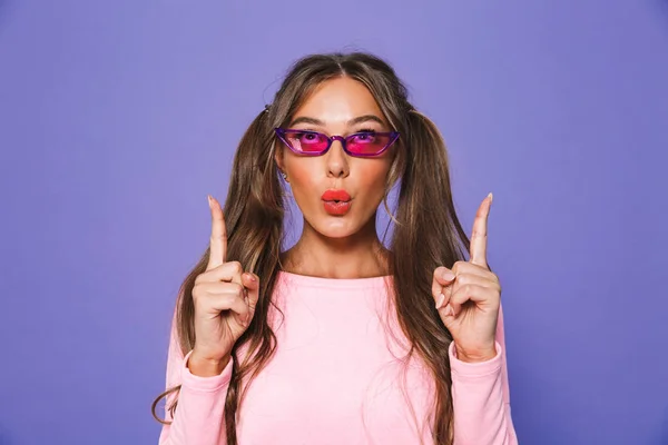 Portrait Pretty Girl Sweatshirt Sunglasses Looking Camera Pointing Isolated Violet — Stock Photo, Image