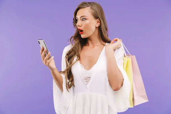 Retrato Una Joven Sorprendida Vestido Blanco Posando Pie Aislada Llevando — Foto de Stock