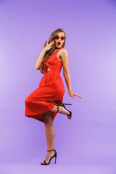 Ganzkörperporträt Der Mode Brünette Frau 20Er Jahre Die Rotes Kleid — Stockfoto