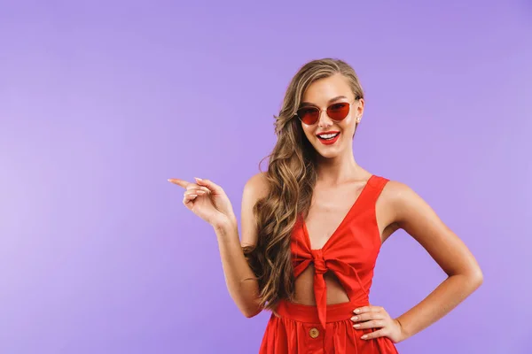 Retrato Uma Jovem Mulher Bonita Vestido Vermelho Óculos Sol Posando — Fotografia de Stock